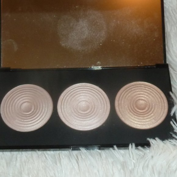 Bundle of Misc Makeup Items, Eyeshadow Palettes, Morphe, Revolution Highlighter - Picture 5 of 15